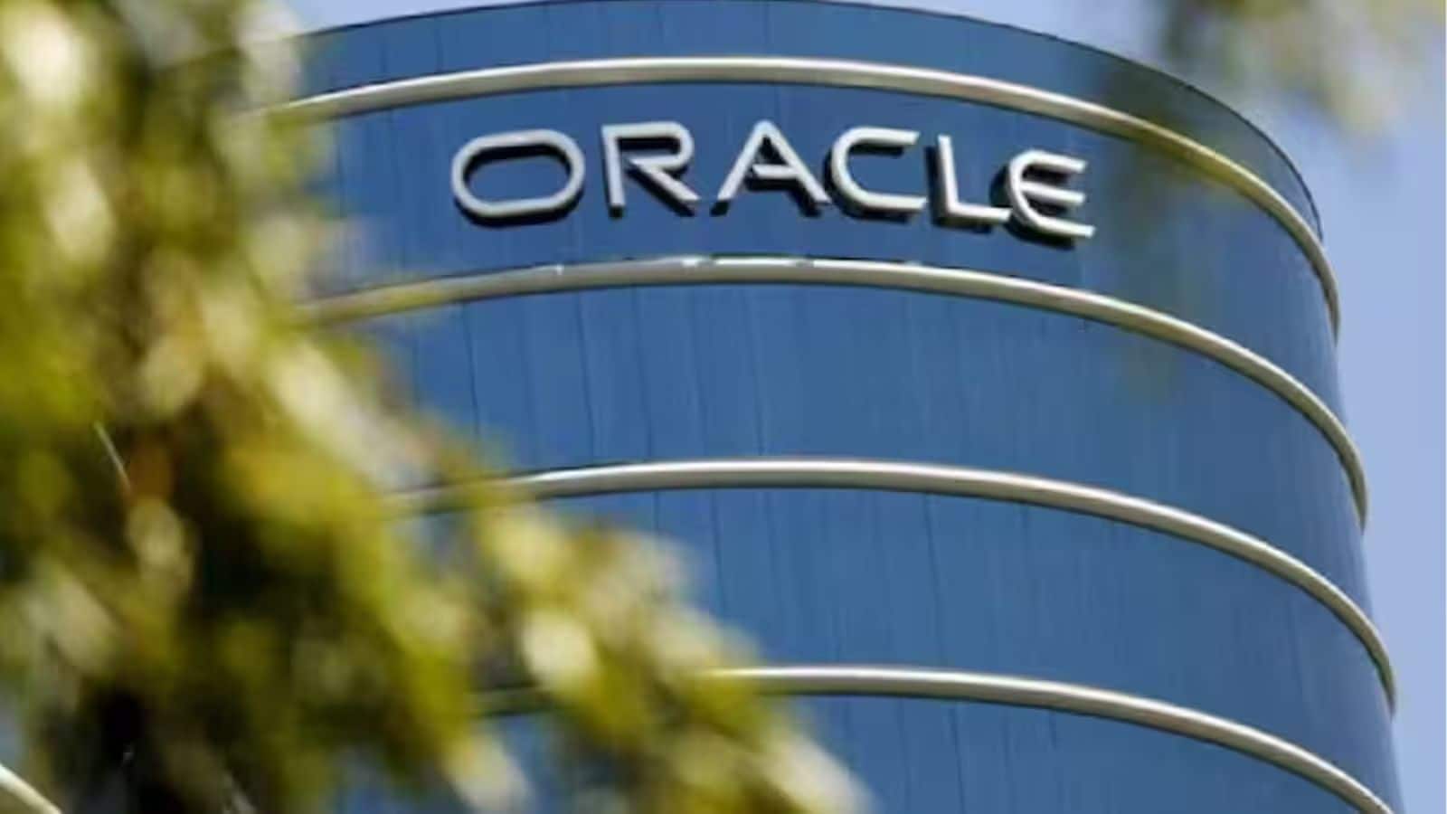 OFSS Share Price : पैरेंट कंपनी ओरेकल द्वारा 'फोर्स मेज्योर' लागू करने से OFSS के शेयर 4% टूटे, जानिए क्या है पूरा मामला