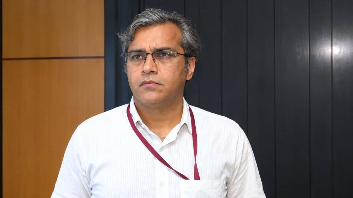 कुत्ता टहलाने पर भेज दिए गए थे लद्दाख, फिर कर ली दिल्ली वापसी; अब सत्य निकेतन हादसे में घिरे! जानिए कौन हैं IAS संजीव खिरवार