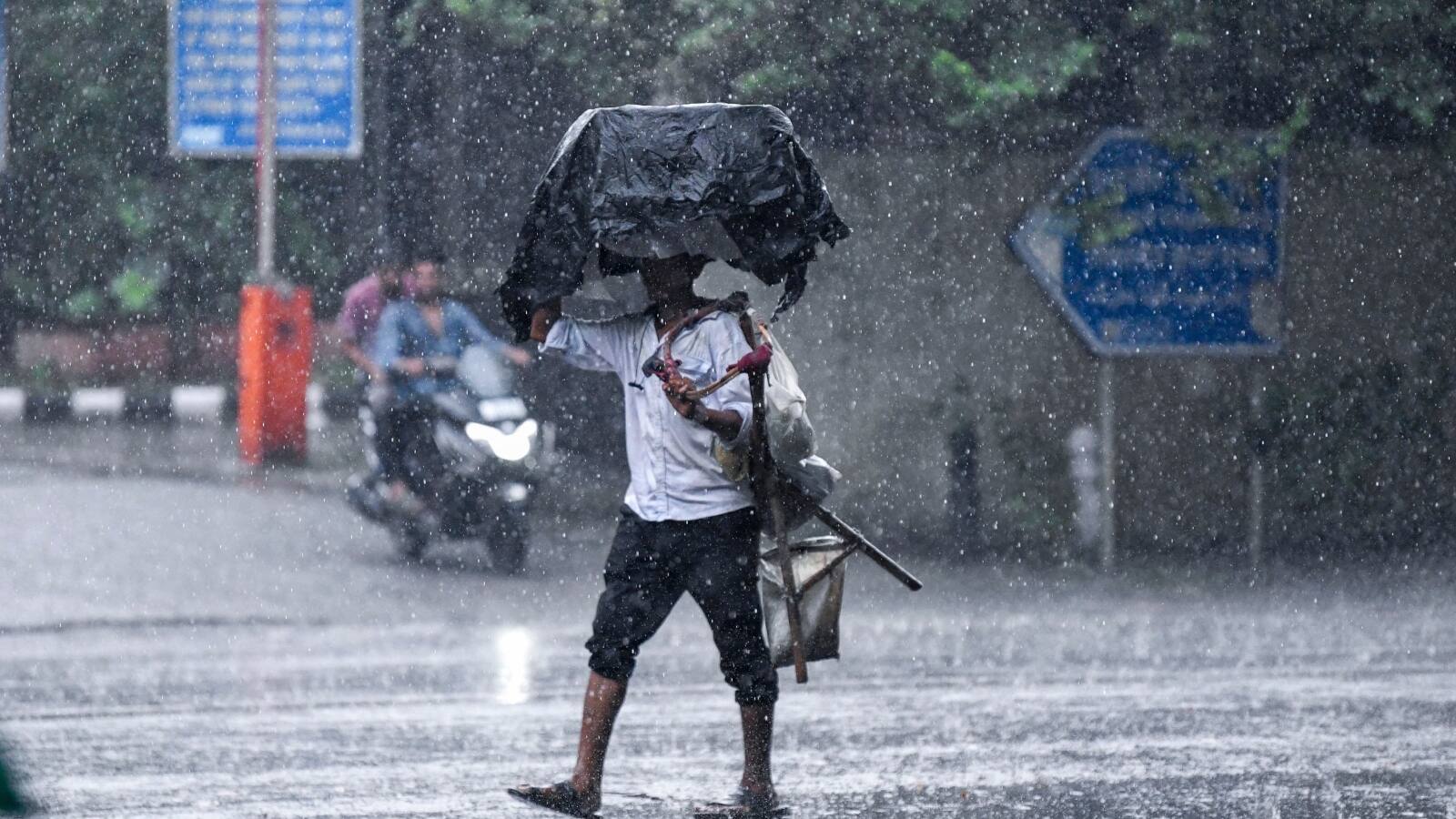 Delhi NCR Weather: दिल्ली-NCR में बदला मौसम, आंधी-तूफान के साथ कई इलाकों में हुई झमाझम बारिश, IMD ने जारी किया रेड अलर्ट