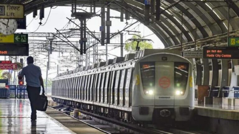 Delhi Metro: मेट्रो पर फोन चिपकाकर Reel बनाना पड़ेगा मंहगा! DMRC ने दी सख्त चेतावनी