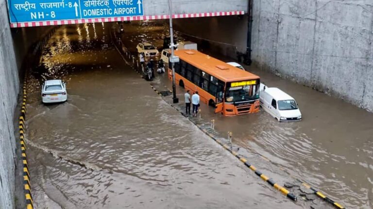 दिल्ली-NCR में भारी बारिश का कहर! सड़कें और IGI टर्मिनल-3 जलमग्न, IMD ने जारी किया ऑरेंज अलर्ट