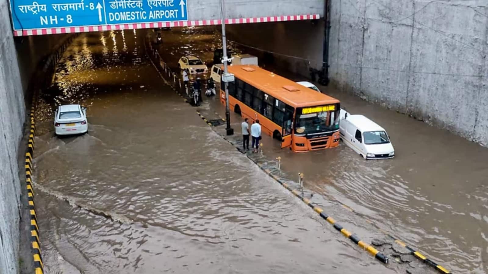 दिल्ली-NCR में भारी बारिश का कहर! सड़कें और IGI टर्मिनल-3 जलमग्न, IMD ने जारी किया ऑरेंज अलर्ट