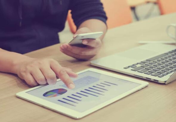 Market Trend : सेंसेक्स 670 अंक टूटा, निफ्टी 23250 के नीचे फिसला, जानें कमजोर बाजार में भी कहां हो सकती है कमाई