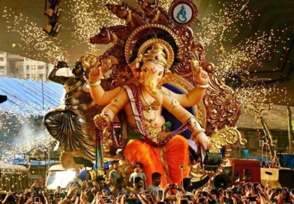 सोने से दमकते बप्पा का भव्य दरबार, करोड़ों के इंश्योरेंस वाले मुंबई के ये गणपति है बेहद खास!