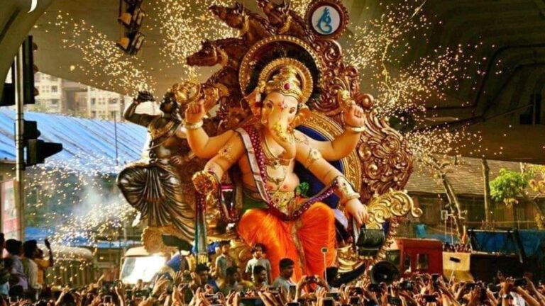सोने से दमकते बप्पा का भव्य दरबार, करोड़ों के इंश्योरेंस वाले मुंबई के ये गणपति है बेहद खास!