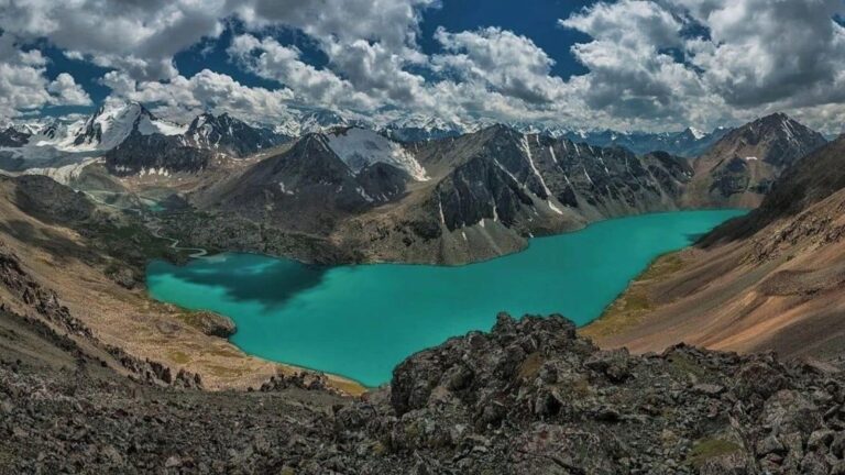आंखों को नहीं होगा यकीन! भारत की 7 खूबसूरत झीलें जो किसी पेंटिंग जैसी दिखती हैं