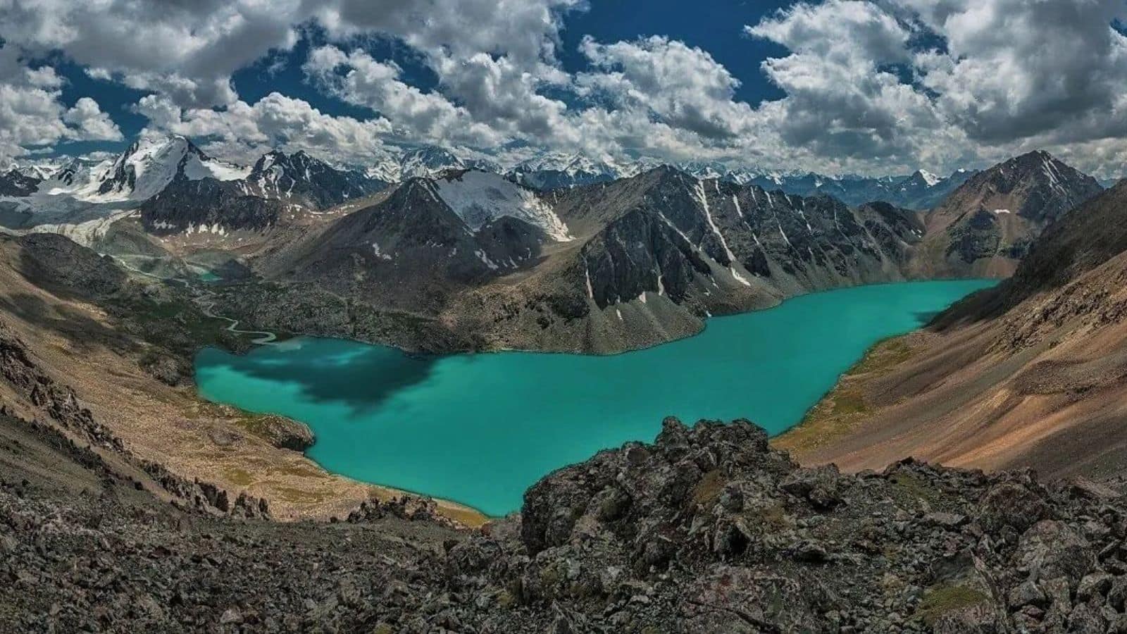 आंखों को नहीं होगा यकीन! भारत की 7 खूबसूरत झीलें जो किसी पेंटिंग जैसी दिखती हैं