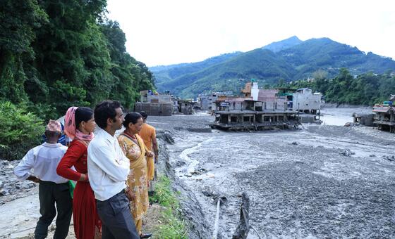 नेपाल बाढ़: मृतकों की संख्या 900 के पार, मानवीय ज़रूरतें बढ़ीं