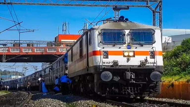 Railway Special Trains: दिवाली-छठ पर घर जाने की टेंशन खत्म! रेलवे ने शुरू की स्पेशल ट्रेनें, यहां देखें पूरी लिस्ट