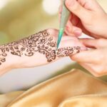 अमेरिका में मेहंदी लगाना इतना महंगा? भारतीय सॉफ्टवेयर इंजीनियर ने बताई अपनी प्रति घंटे की फीस