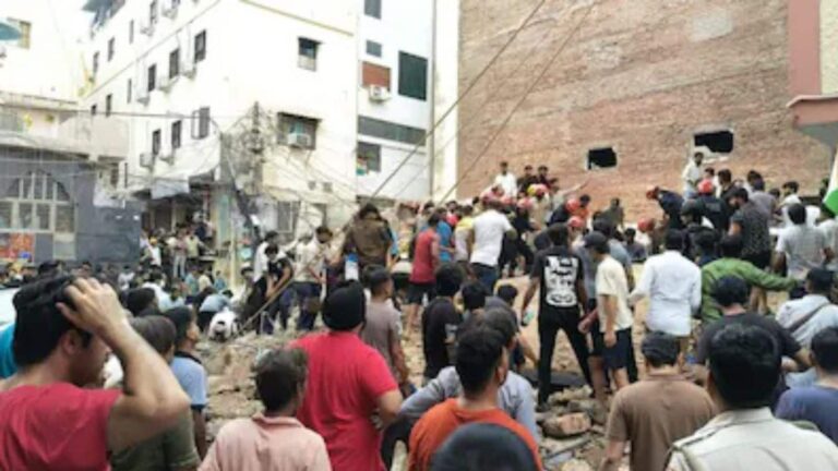 Delhi Building Collapse: दिल्ली के सत्य निकेतन में भरभराकर गिरी पांच मंजिला इमारत, मलबे में कई लोगों के दबे होने की आशंका