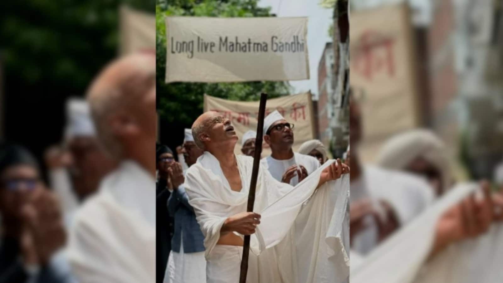 Manoj Bajpayee: महात्मा गांधी के किरदार में मनोज बाजपेयी का ट्रांसफॉर्मेशन देख फैंस हुए शॉक्ड, नया लुक इंटरनेट पर वायरल
