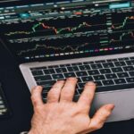 Banks vs NBFCs: 5 वजहों से फीकी पड़ी बैंकिंग शेयरों की चमक, एनबीएफसी मार रहे बाजी