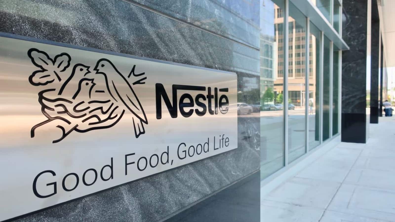 Nestle India Share Price : कंपनी के 3 प्रोडक्ट्स पर FSSAI की कानूनी कार्रवाई, शेयर ऊपर से 3% टूटा