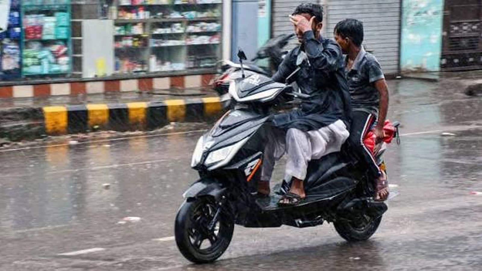 IMD Heavy Rain Aert: यूपी में रिकॉर्ड बारिश के बाद नया अलर्ट, लो प्रेशर सिस्टम की वजह से इन इलाकों में होगी तूफानी बारिश