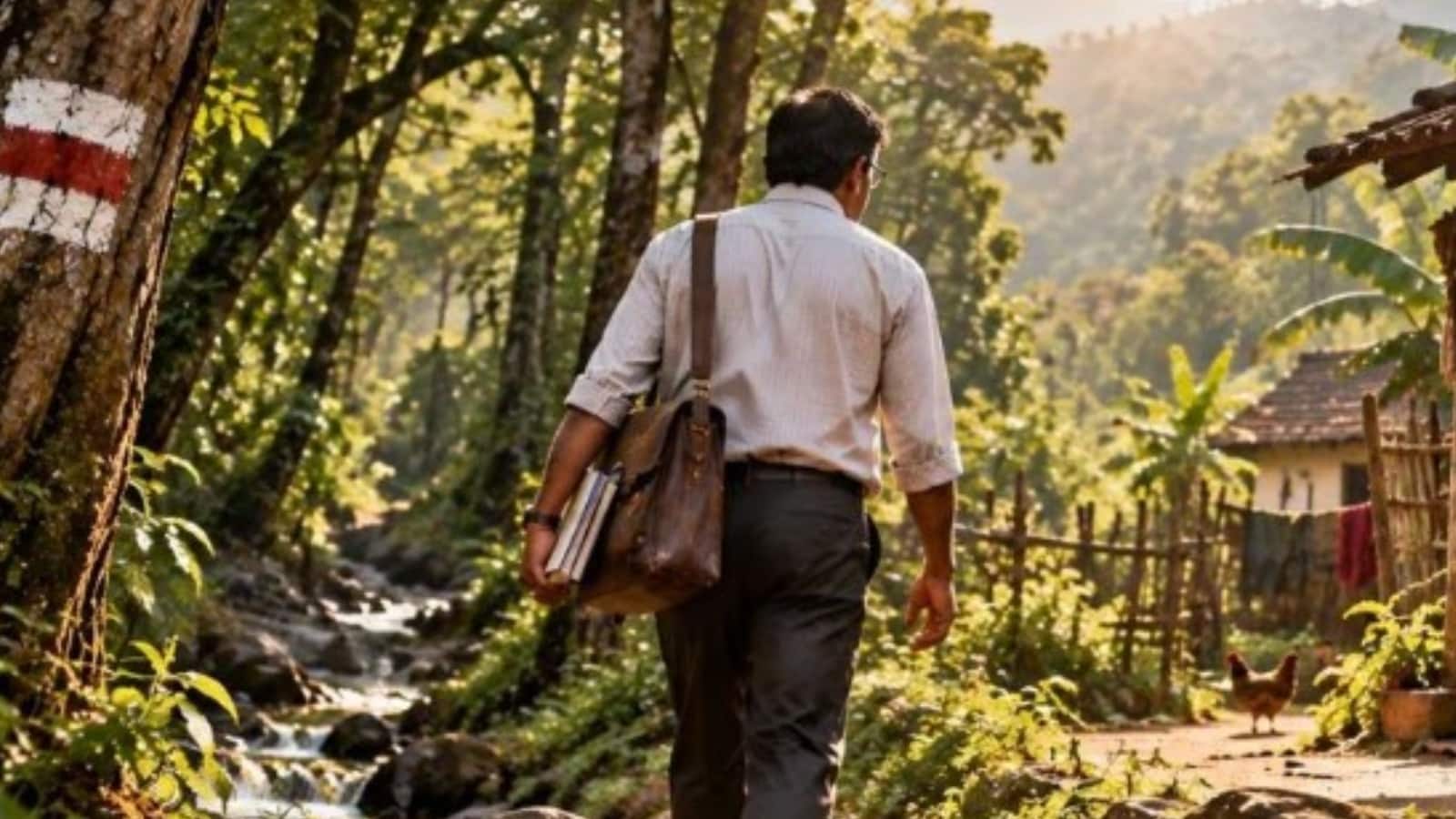 मिलिए महाराष्ट्र के 55 साल के इन टीचर से, 13 साल से एक बच्चे को पढ़ाने के लिए रोज 5 किलोमीटर पैदल करते हैं सफर