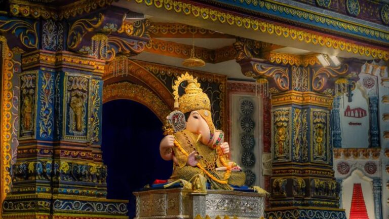भक्त रह जाते हैं हैरान! भारत का इकलौता मंदिर जहां सीधे नहीं, उल्टे बैठे हैं बप्पा