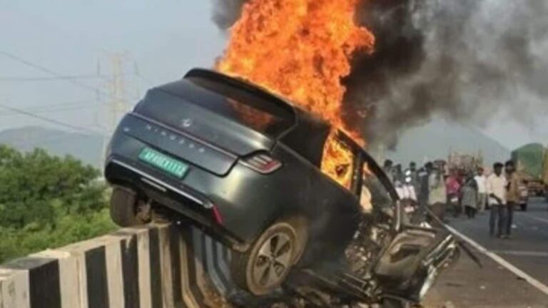 Andhra Pradesh: डिवाइडर से टकराई EV, धू-धू कर जली कार, चार लोगों की जिंदा जलकर मौत