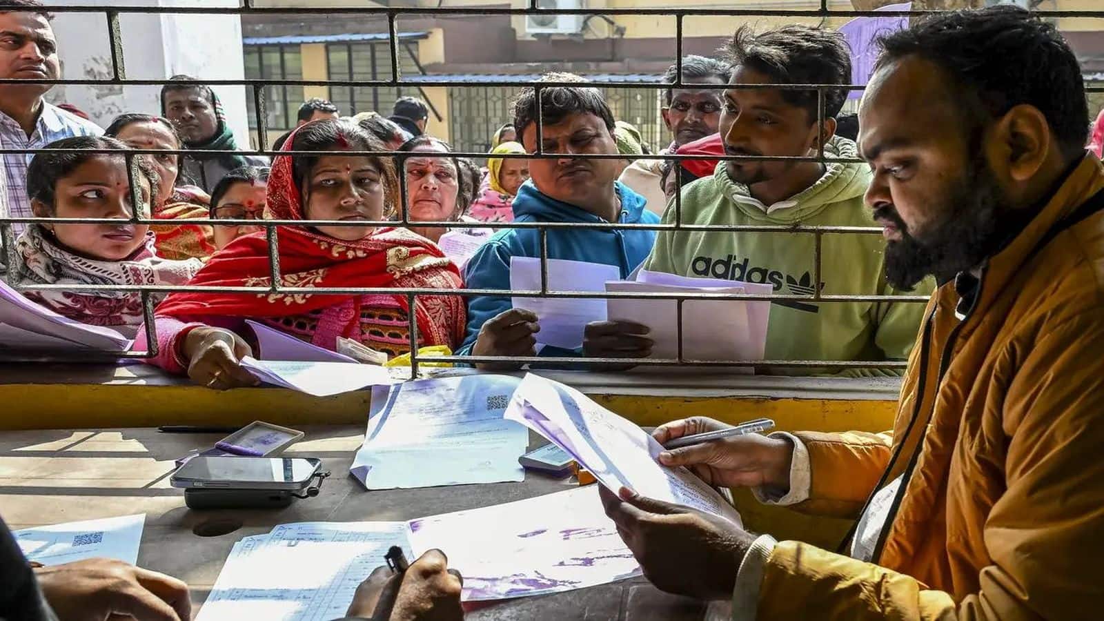 Bengal SIR Row: 'आधार से लॉग-इन नहीं करेंगे...'; पश्चिम बंगाल में जजों के इनकार के बाद अटके SIR के हजारों मामले