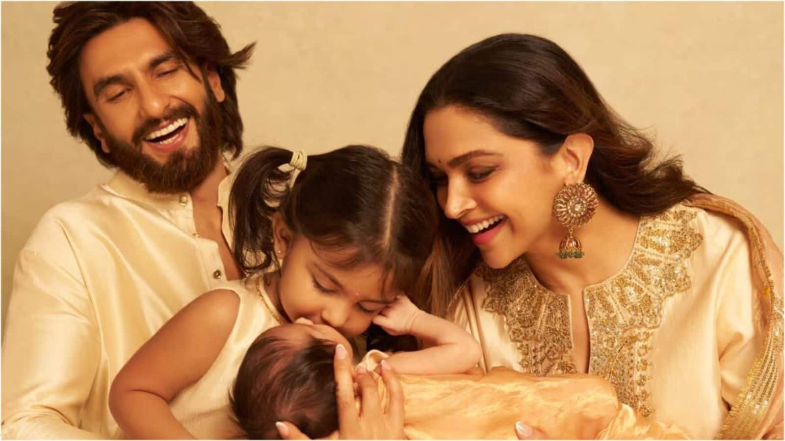 Deepika-Ranveer:  दीपिका पादुकोण-रणवीर सिंह ने दिखाई छोटी बेटी की पहली छलक, रखा 'देवी' नाम