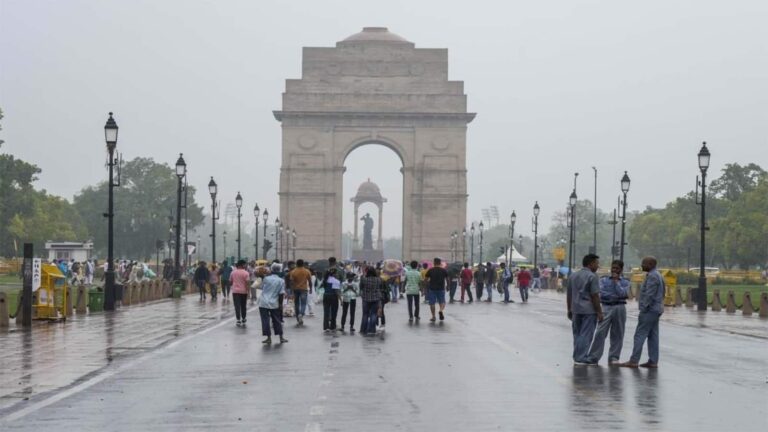 Delhi Weather: बारिश के बाद राजधानी ने ली राहत की सांस, AQI सुधरकर 149 पर पहुंचा; तापमान में भी आई गिरावट