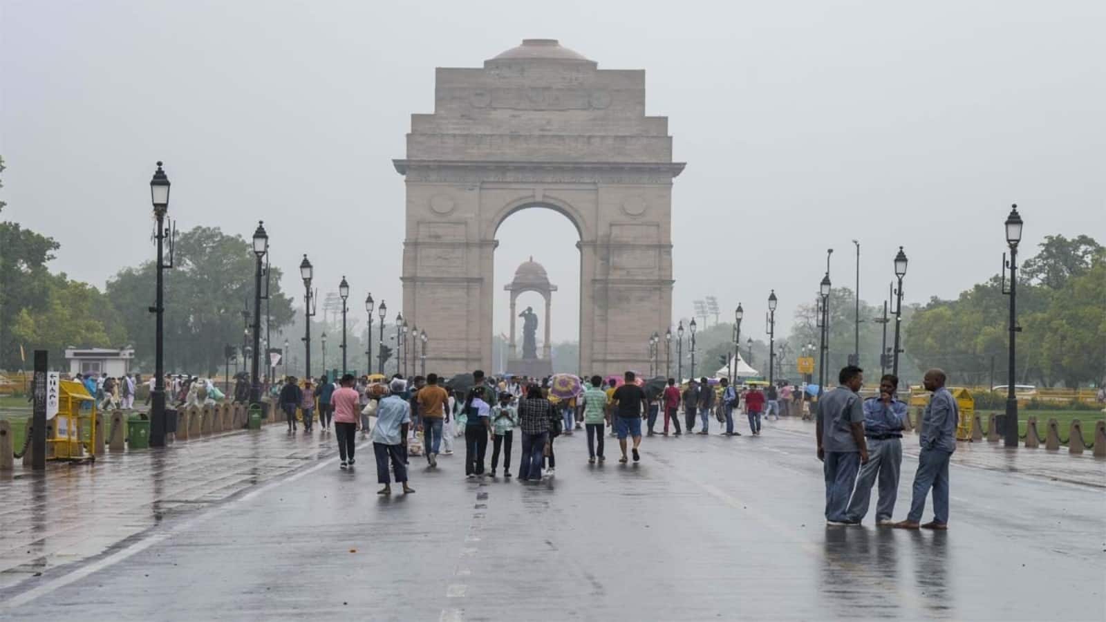Delhi Weather: बारिश के बाद राजधानी ने ली राहत की सांस, AQI सुधरकर 149 पर पहुंचा; तापमान में भी आई गिरावट