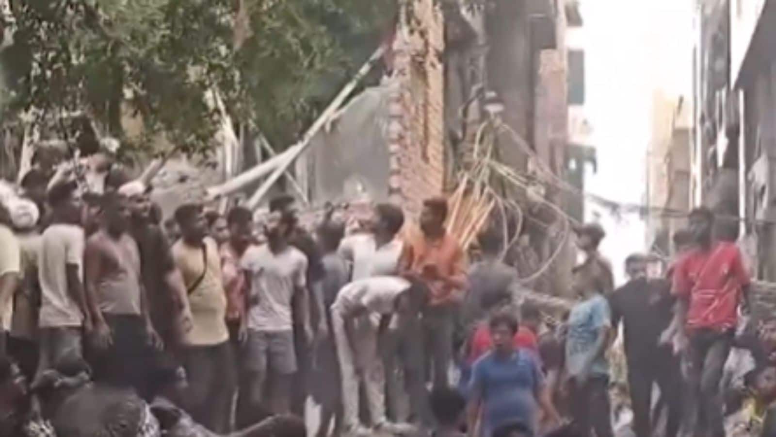 दिल्ली के सीमापुरी में भरभराकर गिरी चार मंजिला इमारत, कई लोगों के दबे होने की आशंका