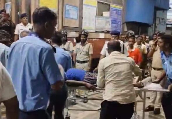 Kolkata Durga Puja Stampede: कोलकाता के चोरबागान दुर्गा पूजा पंडाल में भगदड़, अबतक 17 लोगों की मौत