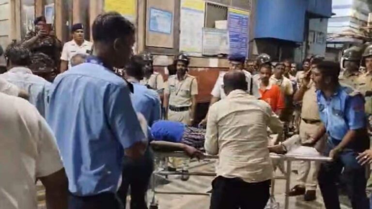 Kolkata Durga Puja Stampede: कोलकाता के चोरबागान दुर्गा पूजा पंडाल में भगदड़, अबतक 17 लोगों की मौत