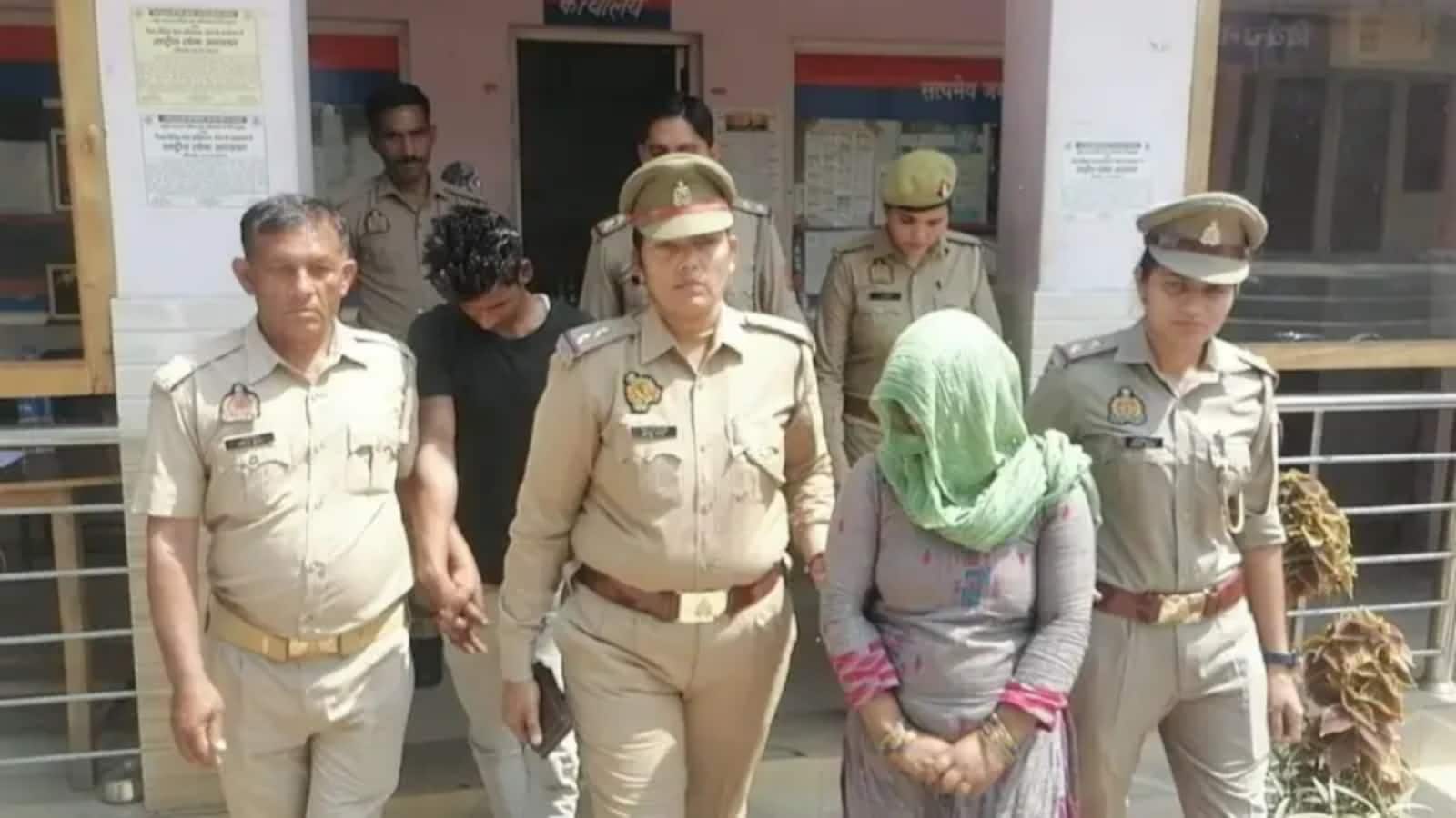चारपाई पर पति की लाश और पास बैठा जिंदा सांप... मेरठ कोर्ट ने प्रेमी संग मिलकर हत्या करने वाली पत्नी को सुनाई फांसी की सजा