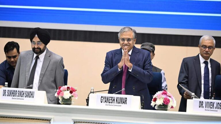 ECI Row: चुनाव आयुक्त सुखबीर संधू और विवेक जोशी की शिकायतों पर क्यों नहीं हुई कार्रवाई? RTI के जवाब में हुआ बड़ा खुलासा