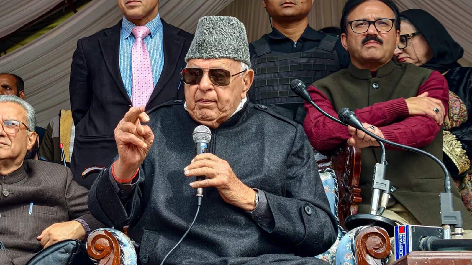 Farooq Abdullah: 'पाकिस्तान कश्मीरियों की रक्षा कर रहा है, वरना भारत के इरादे ठीक नहीं'; फारुक अब्दुल्ला के विवादित बयान पर बवाल, BJP भड़की