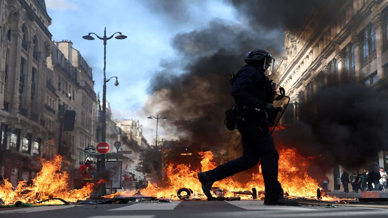 France Protests Violent: फ्रांस में हिंसक प्रदर्शन से मचा हड़कंप! Apple से लेकर Louis Vuitton तक लग्जरी स्टोर में लूटपाट, आग में खाक हुआ 143 साल पुराना टाउन हॉल