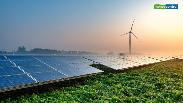Adani Green Q2 Results: अदाणी ग्रुप की कंपनी को ₹747 करोड़ का मुनाफा, मार्जिन 89% के पार