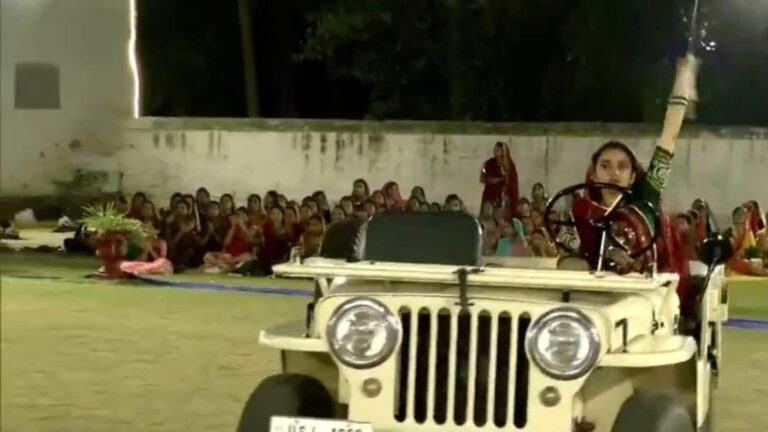 Sword Raas Video: एक हाथ से ड्राइव करती जीप, दूसरे हाथ से भांजती तलवार... क्षत्रिय राजपूत महिलाओं का ये तलवार रास हो गया वायरल