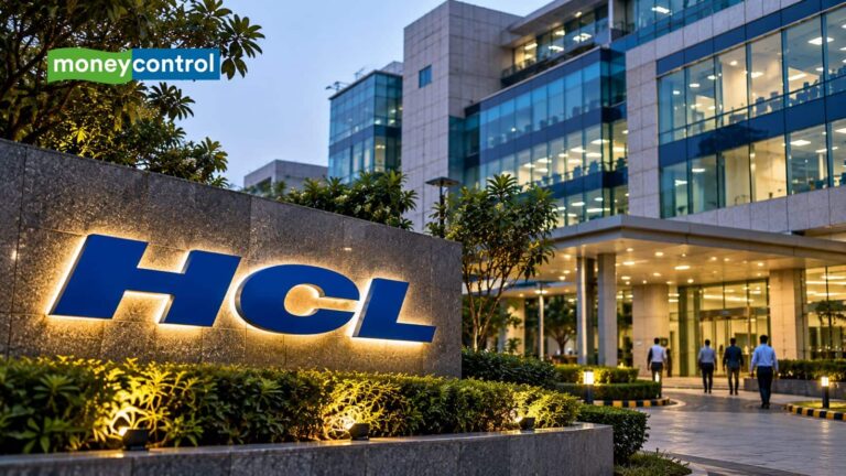 HCL Tech shares Price: Q2 नतीजों के बाद शेयर बना रॉकेट, 5% से ज्यादा चढ़कर बना निफ्टी का टॉप गेनर, एक्सपर्ट्स से जानें अब खरीदें , बेचें या रहे बनें