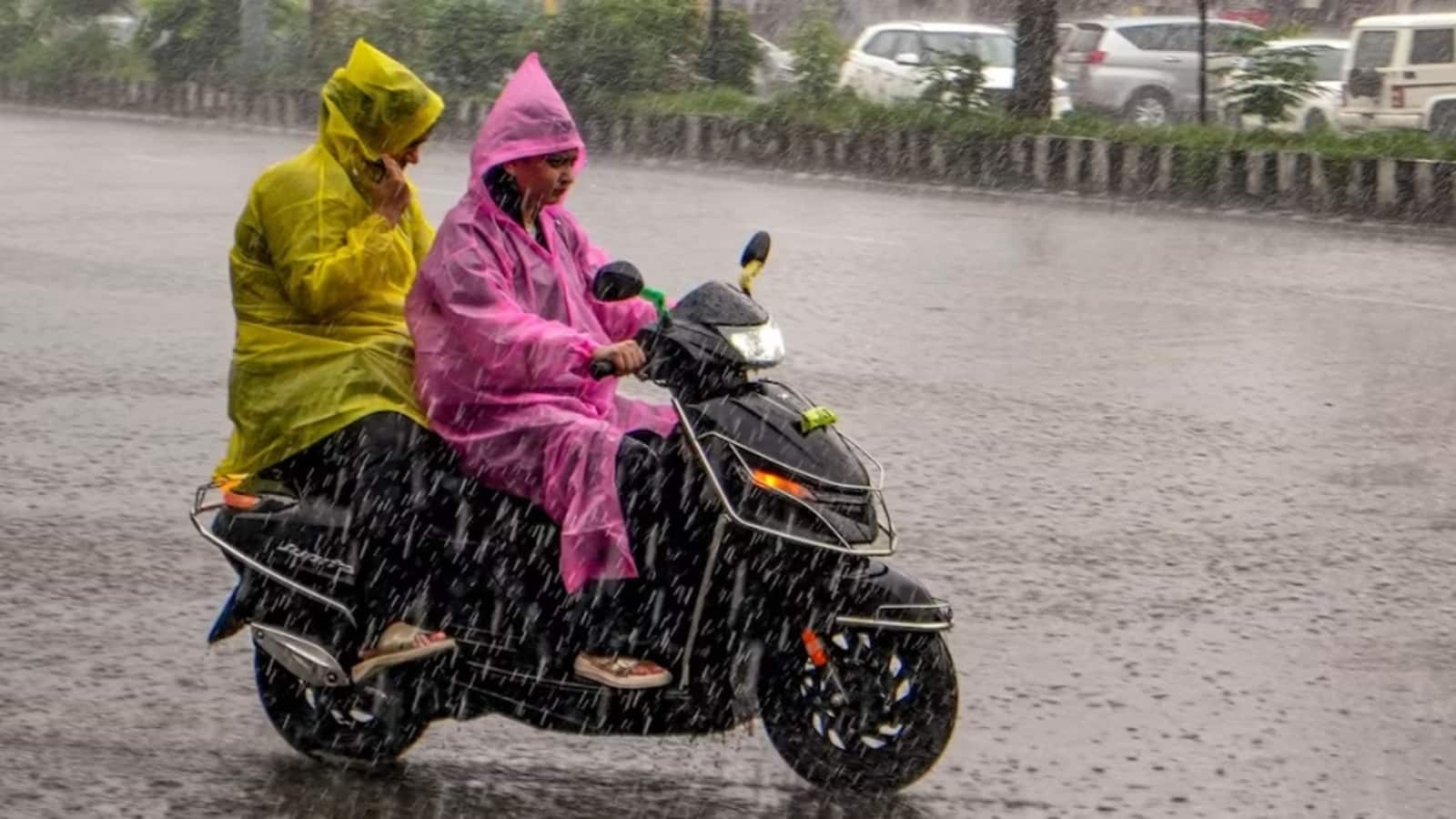 Weather Update 17 October 2026: दक्षिण भारत समेत आज 18 राज्यों में बारिश का अलर्ट! दिल्ली-UP में बढ़ेगी ठंड, पहाड़ों पर बर्फबारी के आसार