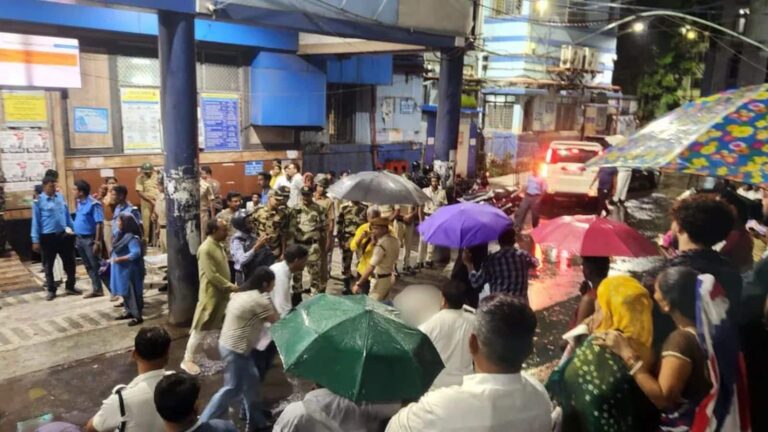 Kolkata Durga Puja Stampede: कोलकाता दुर्गा पूजा पंडाल में आखिर कैसे मची अफरा-तफरी? भगदड़ में अब तक 19 लोगों की मौत, 25 घायल