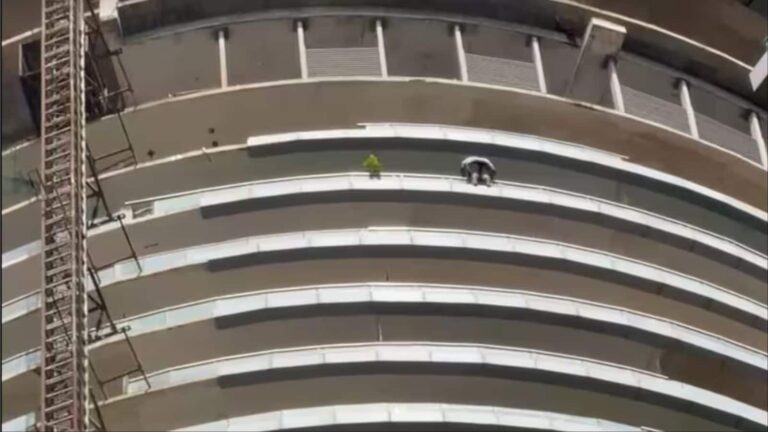 Noida News: 'मैं डिप्रेशन में हूं...'; नोएडा के सुपरनोवा बिल्डिंग की 43वीं मंजिल से कूदकर युवक ने दी जान, छलांग लगाने का दर्दनाक वीडियो वायरल