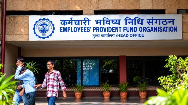 पहली बार नौकरी पाने वालों को सरकार दे रही ₹15,000 का तोहफा! जानिए EPFO की इस स्कीम की पूरी एलिजिबिलिटी, सैलरी लिमिट और नियम