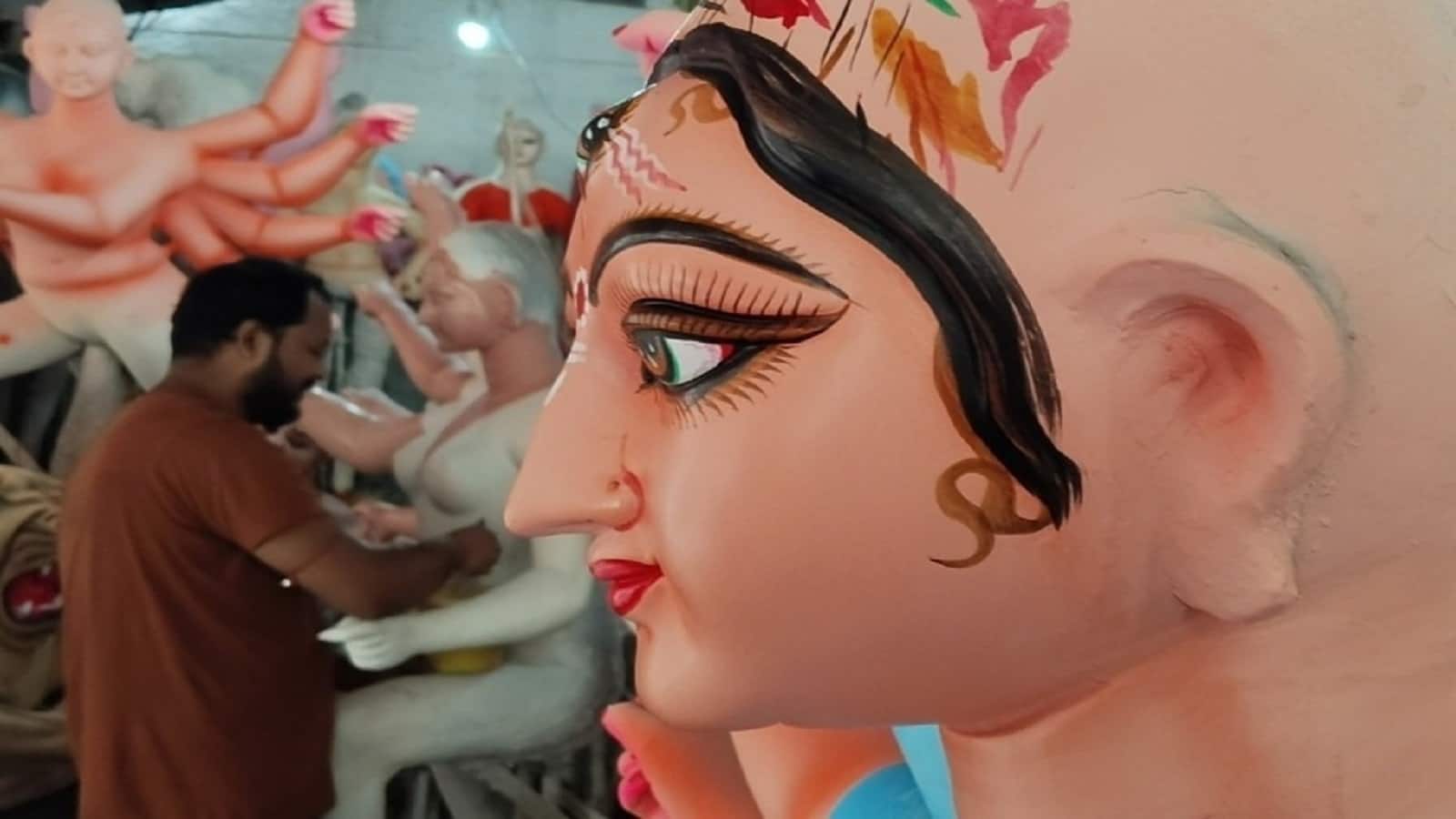 Varanasi Durga Puja: एक मूर्ति पर 5000-8000 तक का मुनाफा, कोलकाता के कारीगर यूं सवार रहे बनारस में मूर्तियों का कारोबार