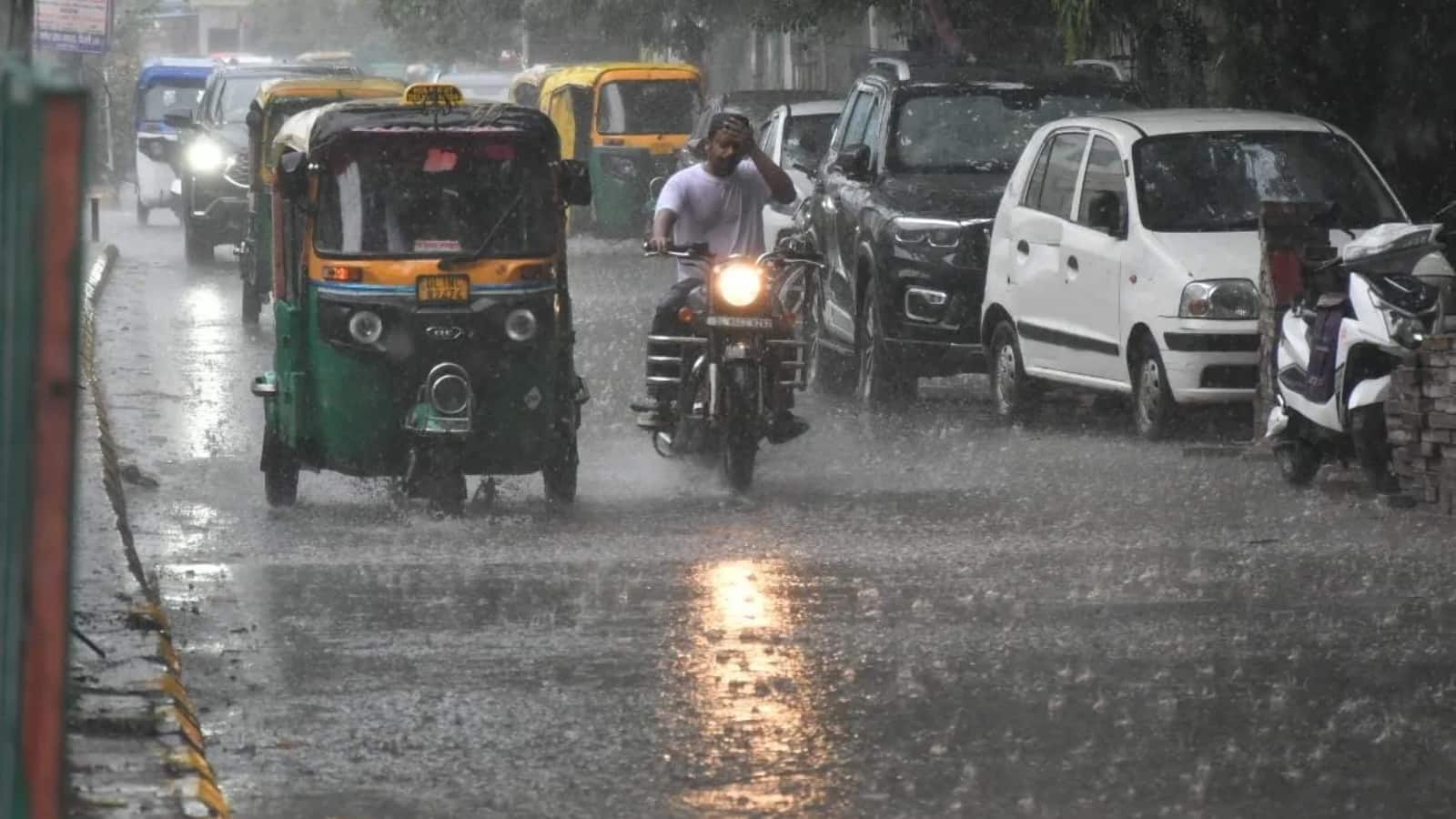 कल का मौसम 17 अक्टूबर: शनिवार को इन इलाकों में जमकर होगी बारिश, 50 किमी/घंटे की रफ्तार से चलेंगी हवाएं, IMD ने दिया ये अलर्ट
