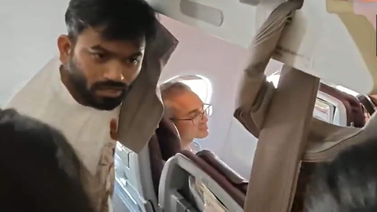 Delhi Protest: IGI एयरपोर्ट पर अभिजीत दीपके के प्लेन में घुसी दिल्ली पुलिस, CJP ने लगाया हिरासत में लेने का आरोप