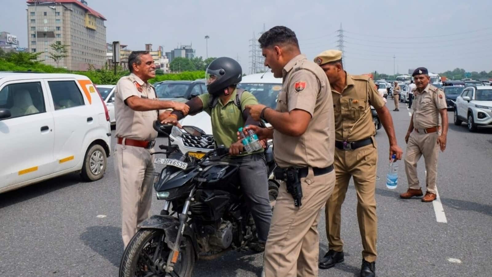 1 बाइक और 50 चालान! 3.22 लाख रुपये का बकाया देख उड़ गए गुरुग्राम ट्रैफिक पुलिस के भी होश