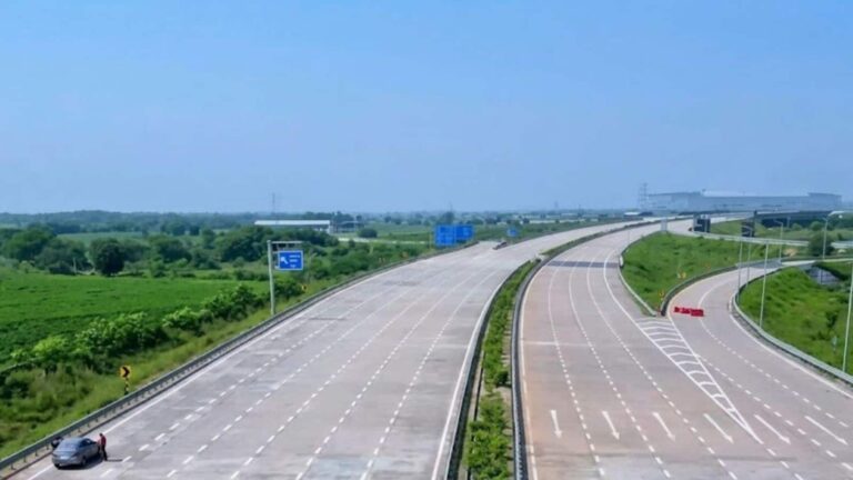 दिल्ली-मुंबई एक्सप्रेसवे के लिए 2029 तक करना होगा इंतजार, गुजरात में 90 KM के 3 हिस्सों में फंसा है काम