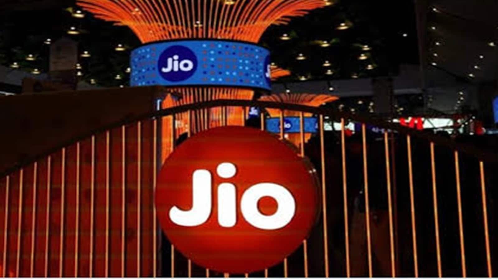 Jio Share Price: धांसू लिस्टिंग के बाद दूसरे दिन चढ़ा शेयर, 33% बढ़ा पैसा, अब आगे क्या करें