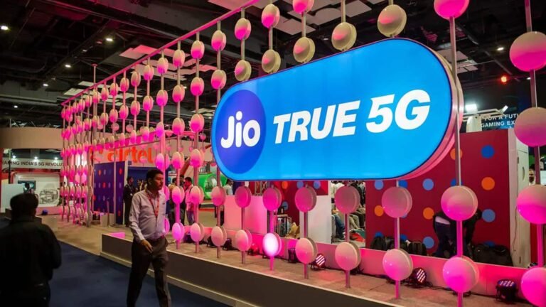 Jio Platforms Share Price: लिस्टिंग प्राइस से 4% चढ़ा शेयर, मार्केट कैप ₹13 लाख करोड़ के पार