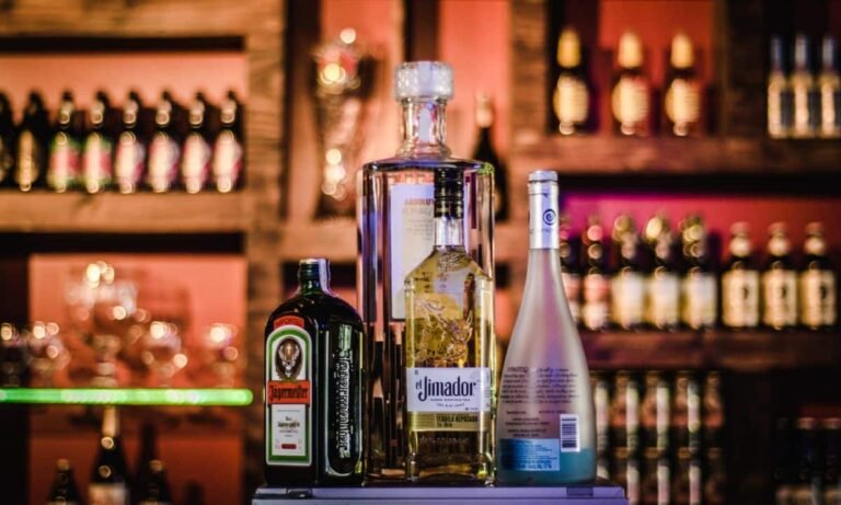United Spirits Share Price: शराब बनाने वाली इस कंपनी का शेयर झूमा, 4% चढ़ा, जेफरीज को 27% की तेजी की उम्मीद