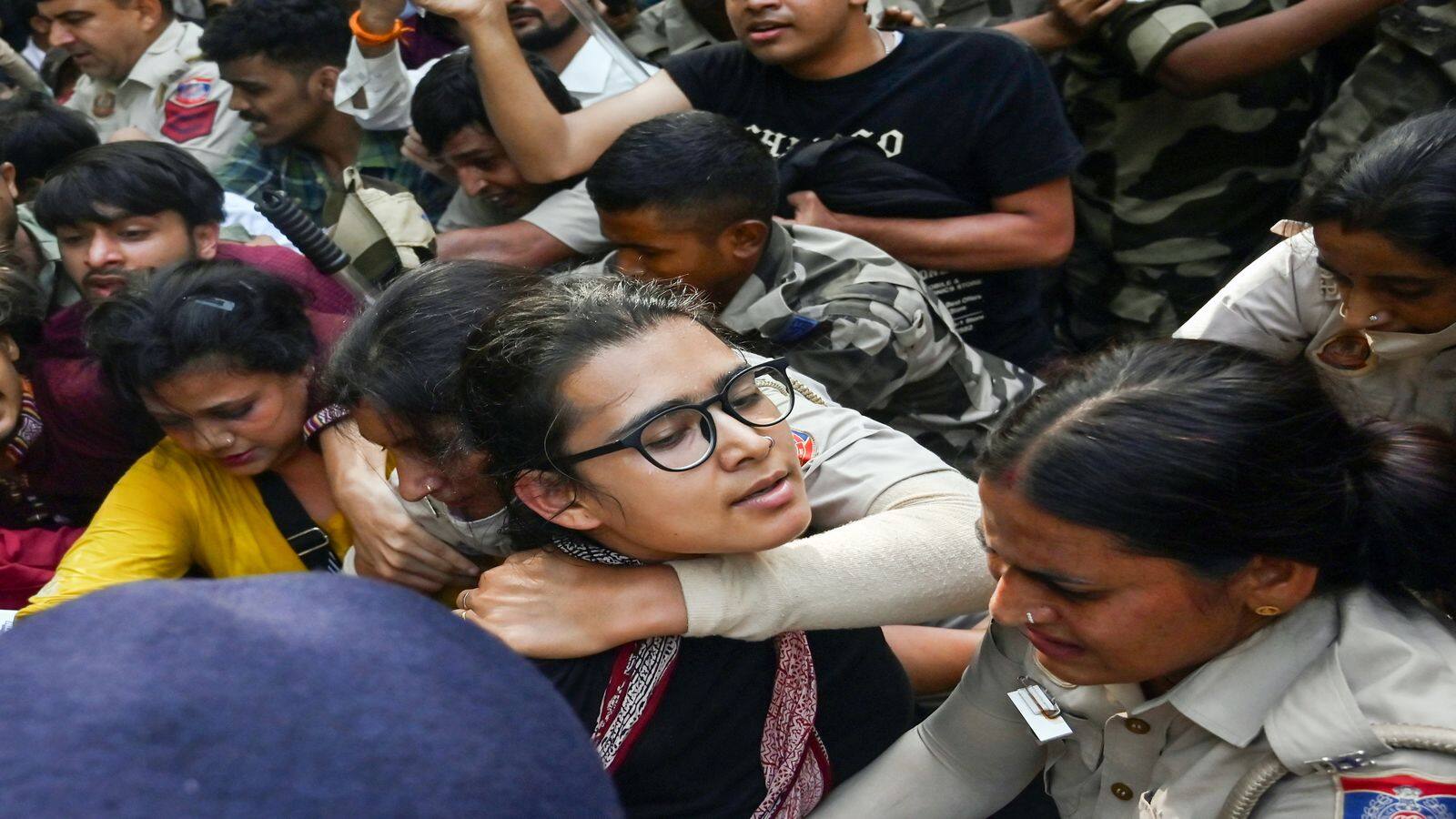 Delhi Protest: दिल्ली में पुलिसकर्मियों पर 3 महिला पत्रकारों का यौन उत्पीड़न का आरोप, क्राइम जांच ने शुरू की जांच