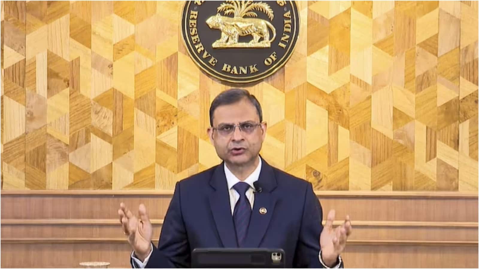 RBI Monetary Policy: आरबीआई ने इंटरेस्ट रेट बढ़ाया, बढ़ जाएगी होम लोन, कार और दूसरे लोन की EMI